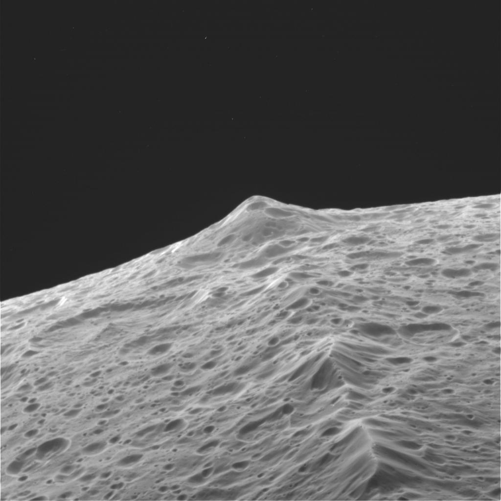 The mountains along Iapetus' equator reach heights of up to 12 miles (20 kilometers). (Credit: NASA/JPL/Space Science Institute)