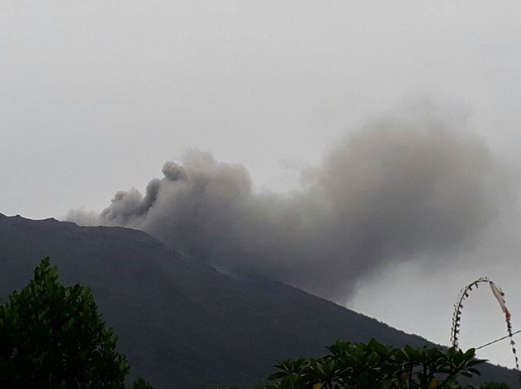 Small Eruption at Indonesia's Agung After Weeks of Unrest