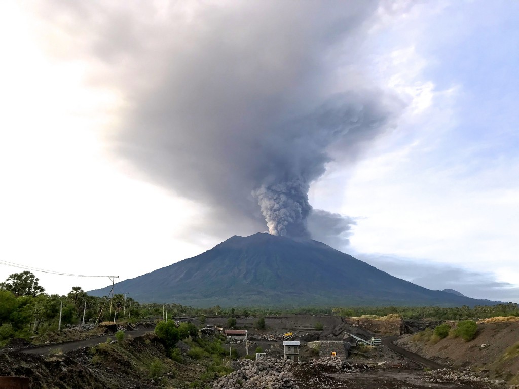 The ash plume from the November 27, 2017 eruption of Agung in Indonesia. Michael W. Ishak - Wikimedia Commons.