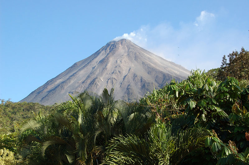 The steaming summit of Arenal. Wikimedia Commons.