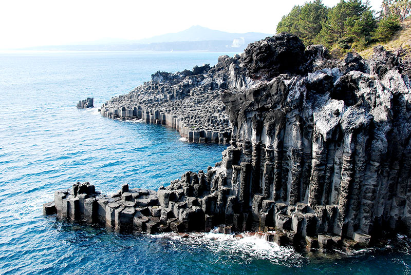 Columnar basalt on the Jejudo Coast of South Korea. Wikimedia Commons.