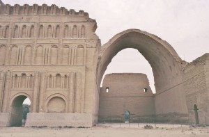 The arch of the Taq Kasra in Ctesiphon, Iraq. This was the main palace of the Sassanian capital. (Credit: Karl Oppolzer/Wikimedia Commons)
