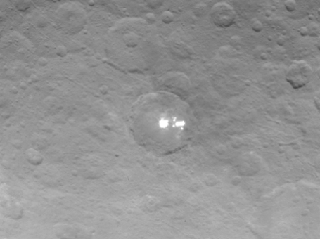 These high-resolution images show Ceres' mysterious bright spots. (Credit: NASA/JPL-Caltech/UCLA/MPS/DLR/IDA)